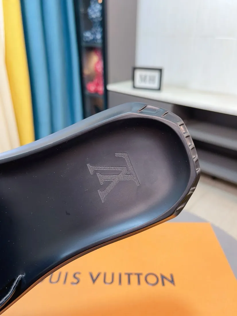 Men's shoes 💰260🌹🌹 (lv-Louis Vuitton) new men's sandals, high-end boutique, exquisite embossed logo decoration on the upper, fine workmanship, super soft soles, casual, loose and comfortable, a must-have in summer! \nsize：38-44